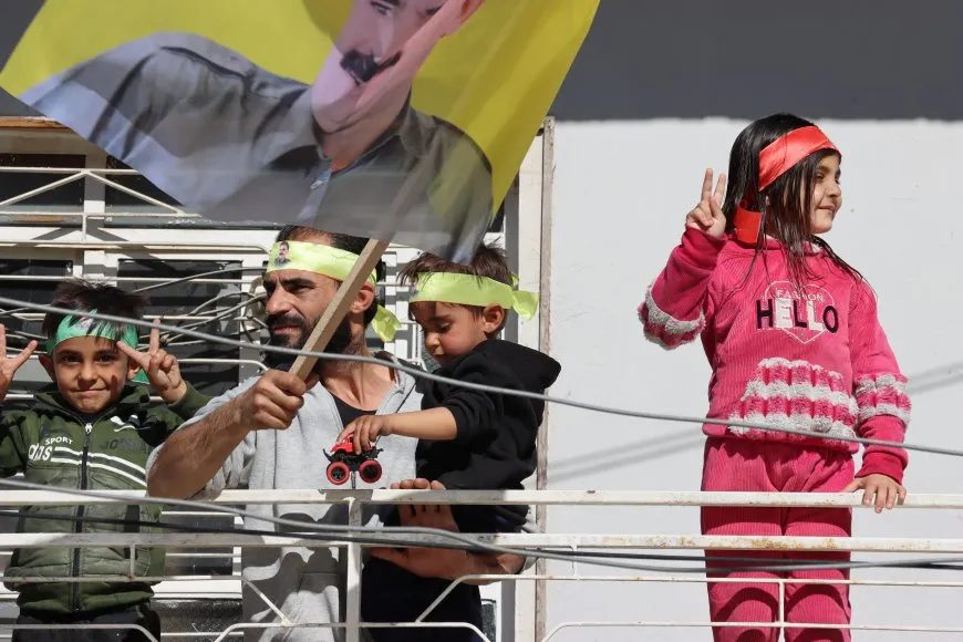 Decenas de miles de residentes de Qamishlo saludan a la resistencia de Imrali