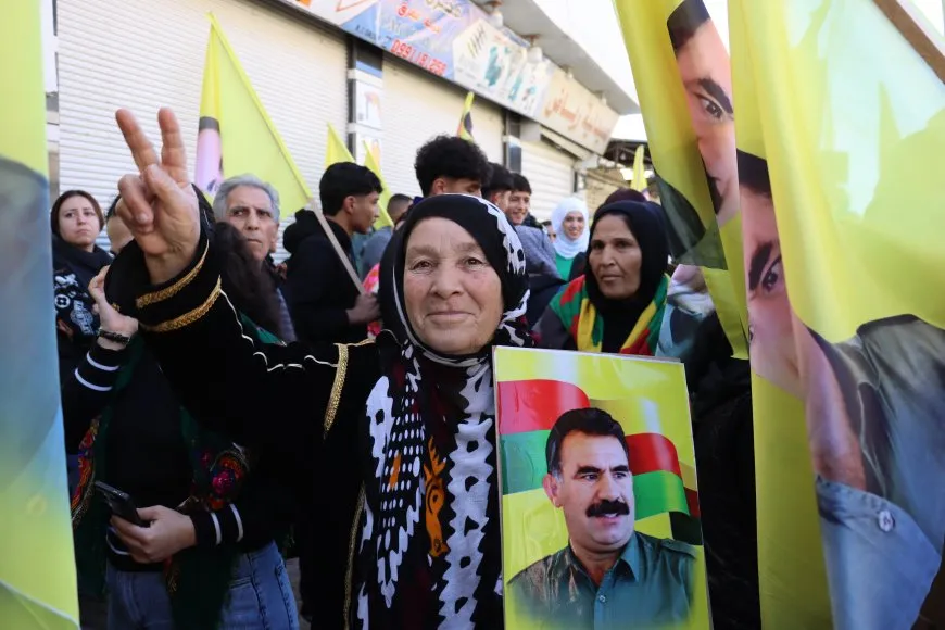 Decenas de miles de residentes de Qamishlo saludan a la resistencia de Imrali