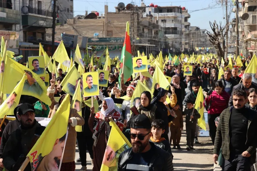 Decenas de miles de residentes de Qamishlo saludan a la resistencia de Imrali