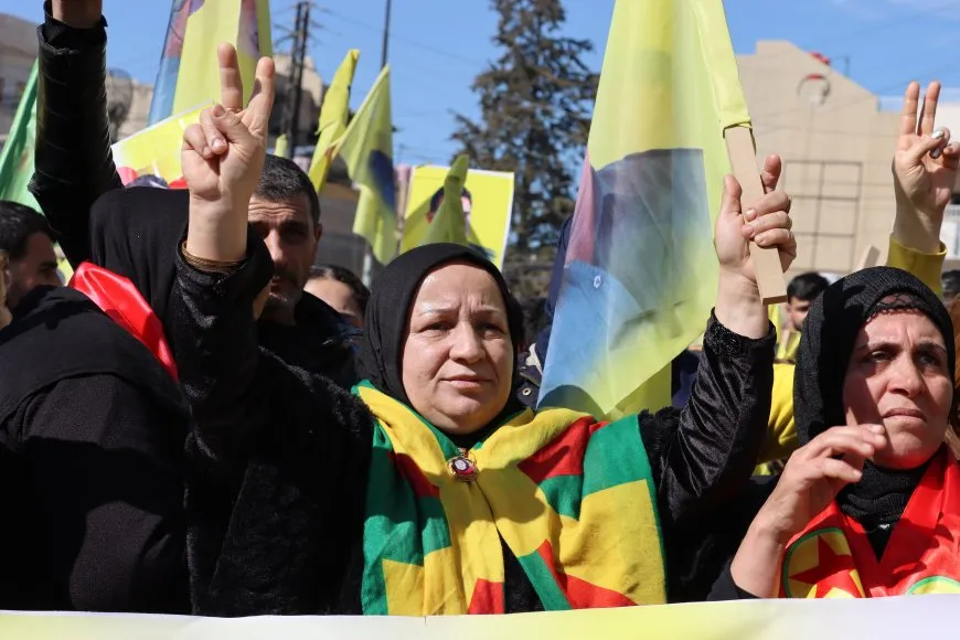Decenas de miles de residentes de Qamishlo saludan a la resistencia de Imrali