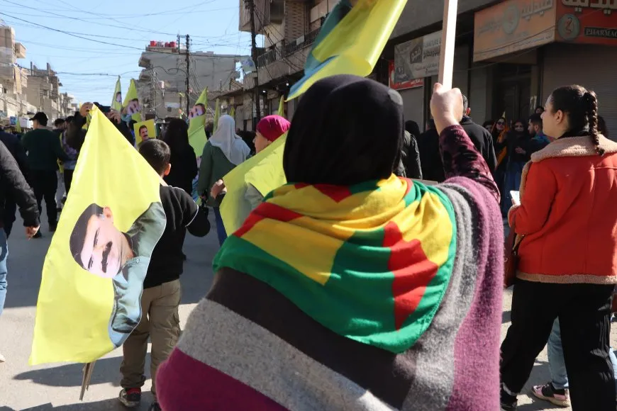 Decenas de miles de residentes de Qamishlo saludan a la resistencia de Imrali