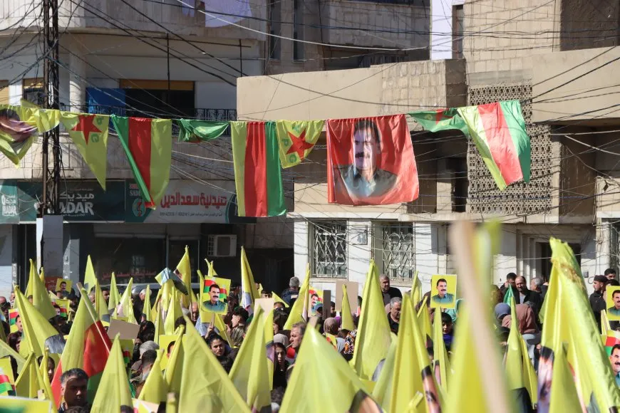 Decenas de miles de residentes de Qamishlo saludan a la resistencia de Imrali