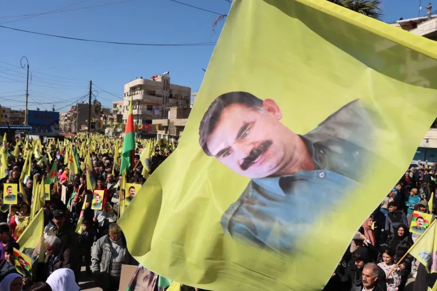 Decenas de miles de residentes de Qamishlo saludan a la resistencia de Imrali