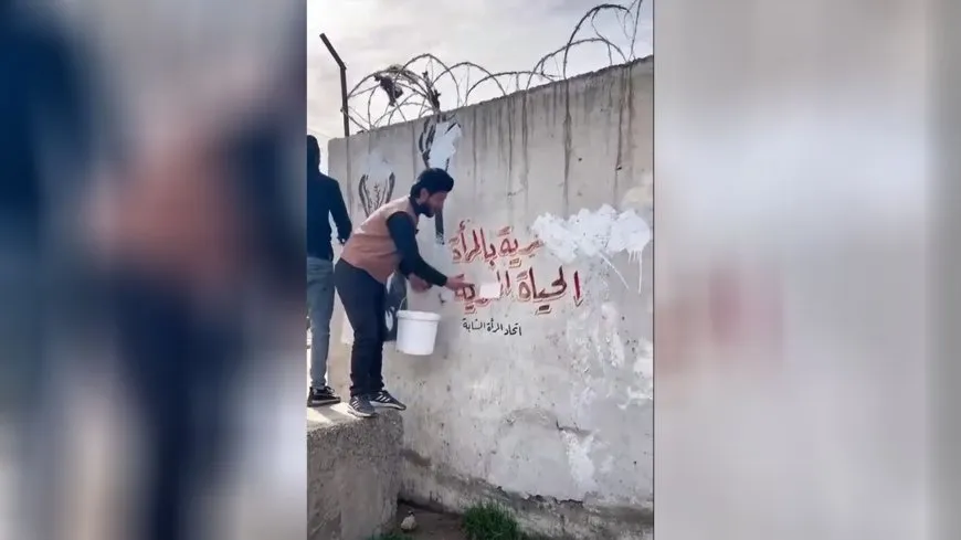 La eliminación de los eslóganes de los derechos de las mujeres en Tabqa provoca controversia