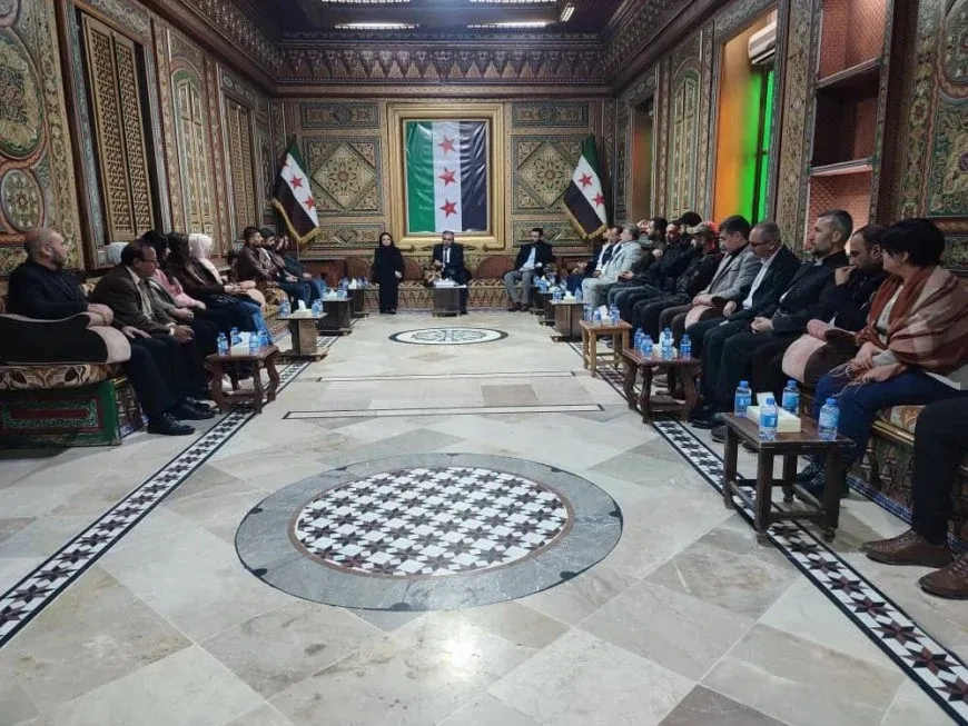 Una delegación de la Universidad de Rojava se reúne con el gobernador de Hasaka