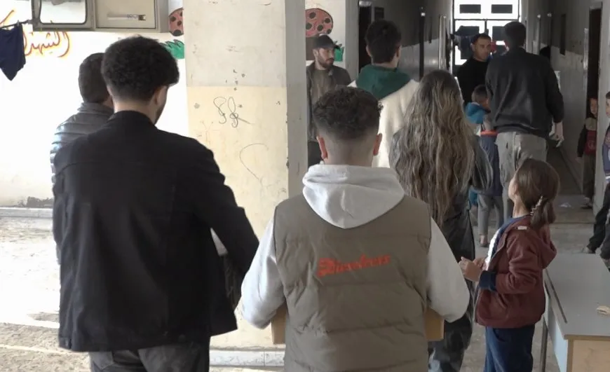 Los jóvenes se organizan para brindar apoyo a los desplazados