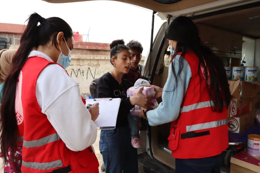 Distribuyen leche para bebés entre familias desplazadas en Girkê Legê