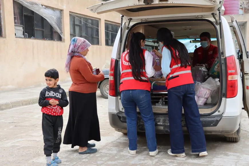 Distribuyen leche para bebés entre familias desplazadas en Girkê Legê