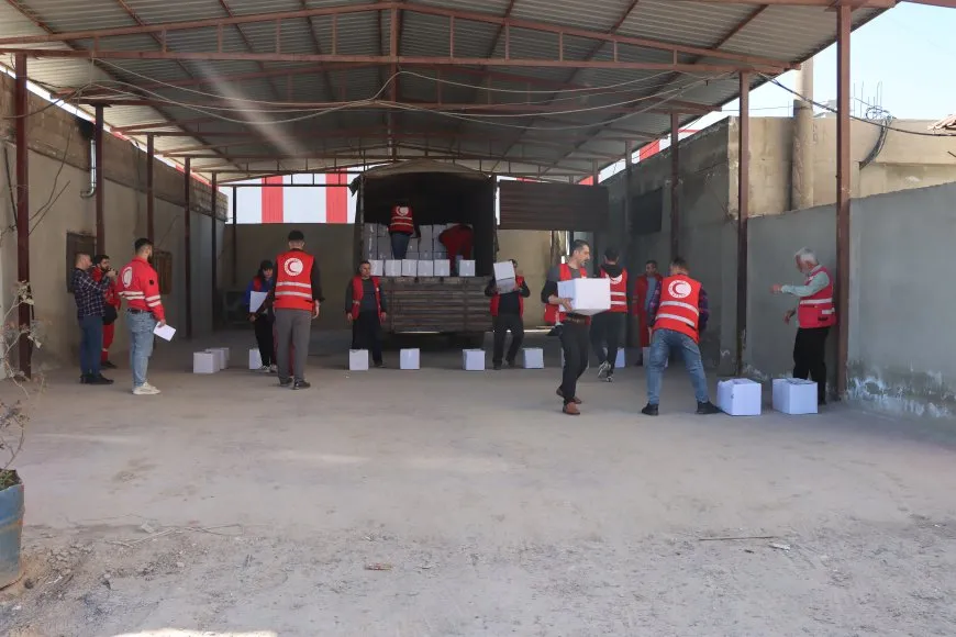 Distribuyen 350 cestas de comida entre los desplazados en Qamishlo