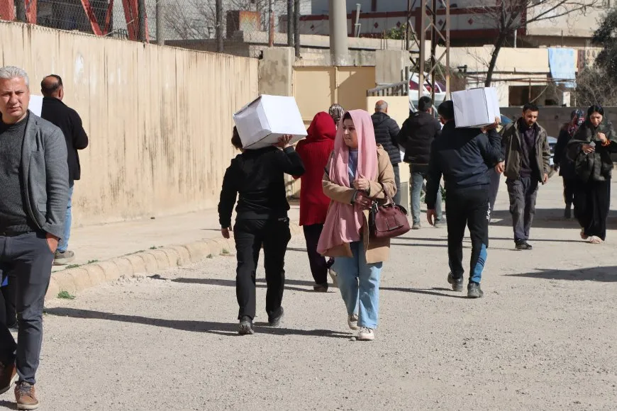 Distribuyen 350 cestas de comida entre los desplazados en Qamishlo