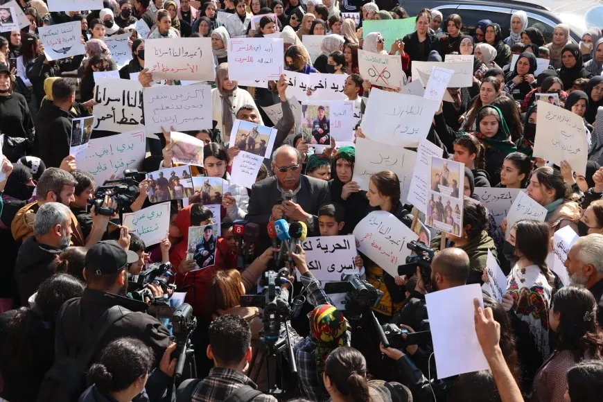 Las familias de los detenidos piden acción para liberar a los detenidos y revelar su destino
