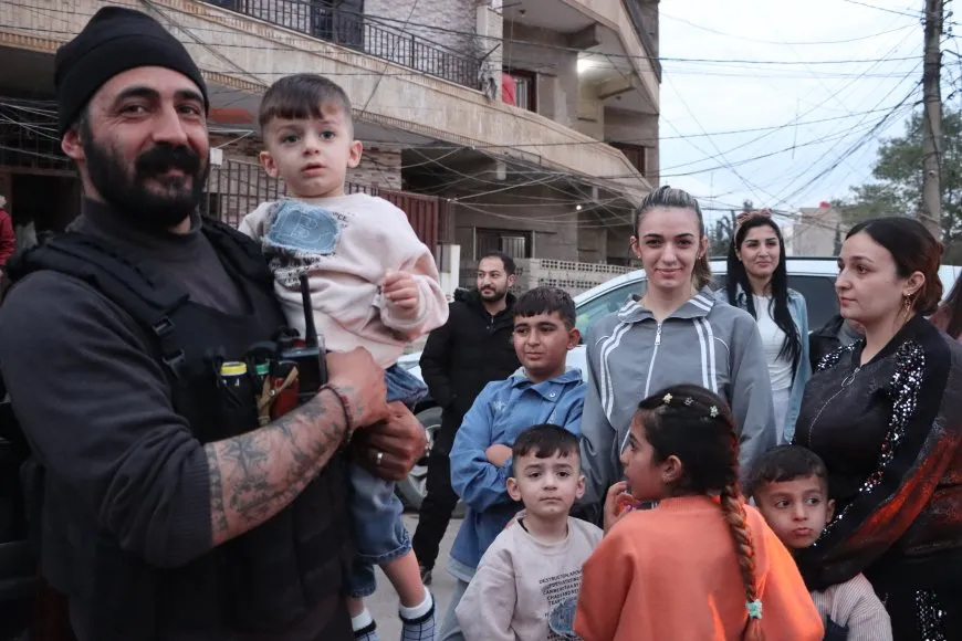 Los residentes de Qamishlo reciben a combatientes tras el asedio a la prisión de al-Aqtan