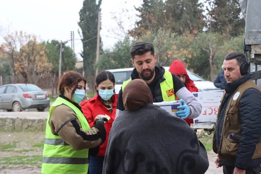 Continúa la distribución gratuita de pan y ayuda humanitaria en Qamishlo y Girkê Legê