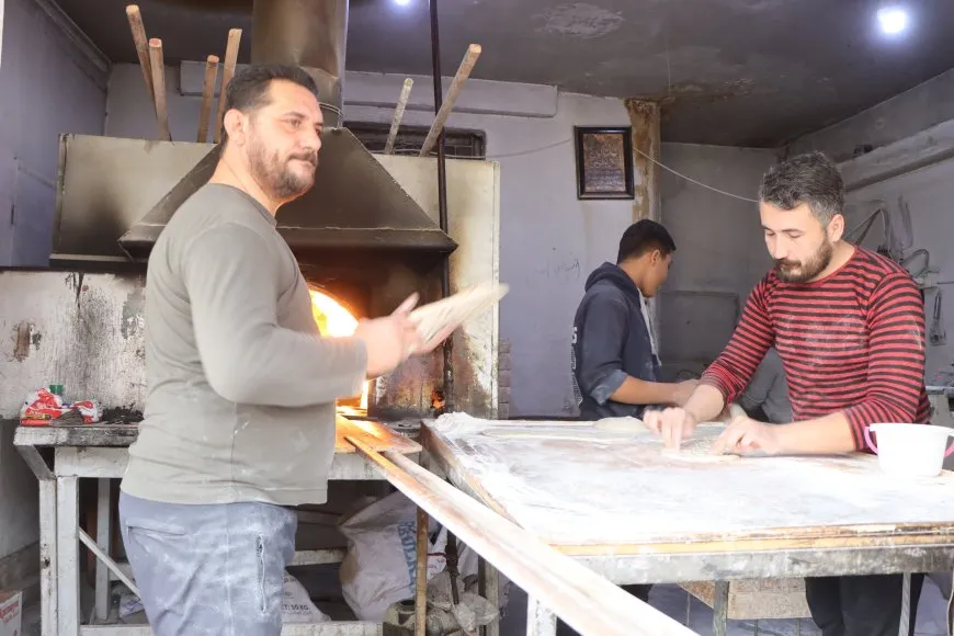 Continúa la distribución gratuita de pan y ayuda humanitaria en Qamishlo y Girkê Legê