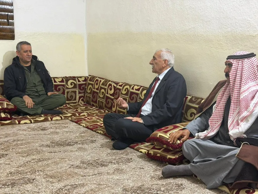 El dirigente de las Fuerzas de Seguridad Interna Siyabend Afrin visita Tal Brak y Tal Hamis