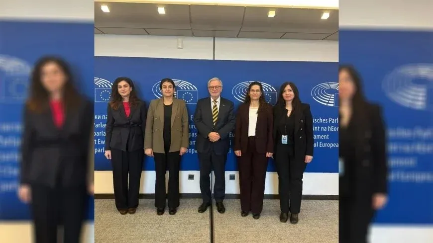 Ilham Ahmed y Rohilat Afrin debaten los derechos kurdos en el Parlamento Europeo