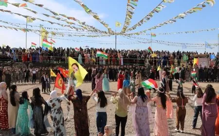 En imágenes y vídeos: celebraciones de Newroz en ciudades de Rojava