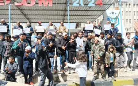 Protestas en la plaza al-Karama de Suweyda expresan solidaridad con Sqelbiya