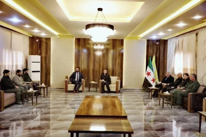 Mazloum Abdi recibe a una delegación oficial del Gobierno Sirio de Transición