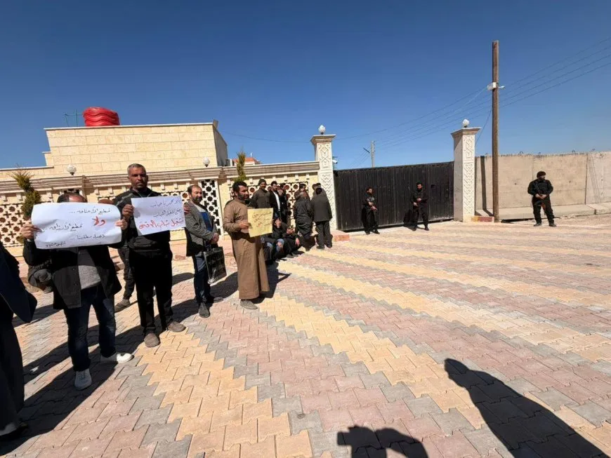 Empleados de Raqqa y Deir ez-Zor protestan por impagos y despidos