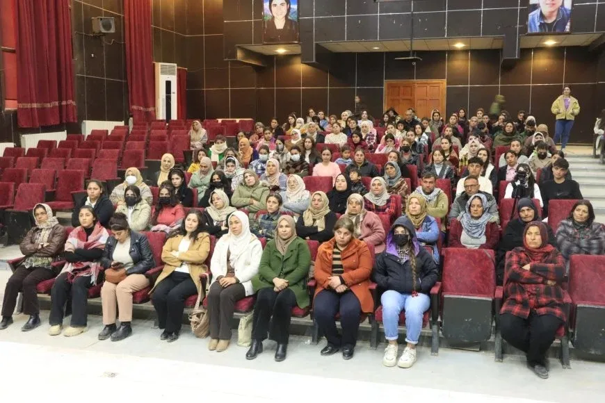 Conferencia del 8 de marzo reafirma la continuidad de la lucha de las mujeres por sus derechos