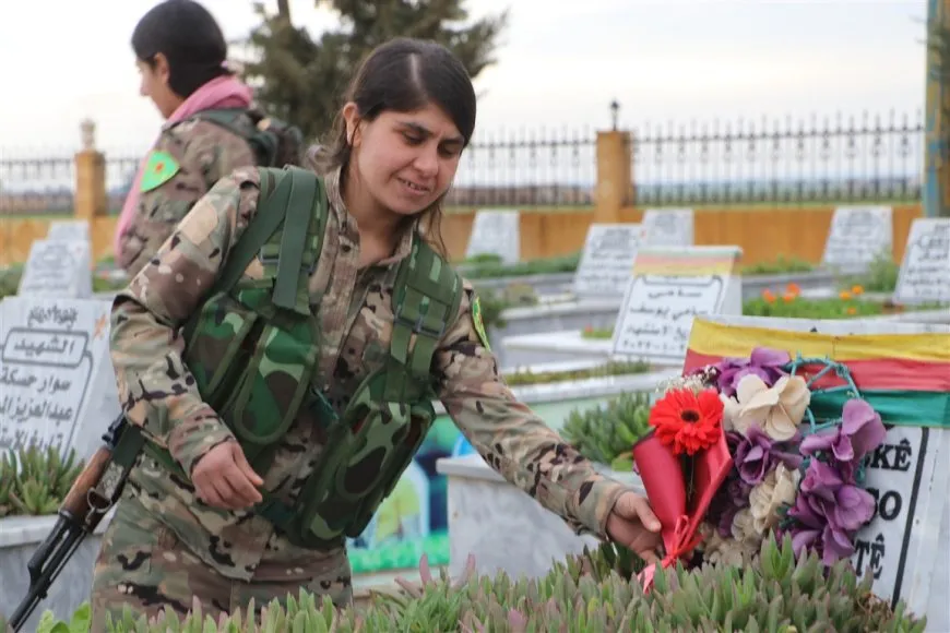 Desfile militar de YPJ en el Día Internacional de la Mujer