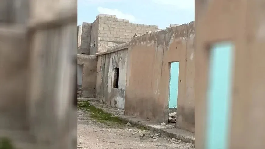 Mercenarios turcos saquean viviendas de desplazados en Serêkaniyê antes de retirarse