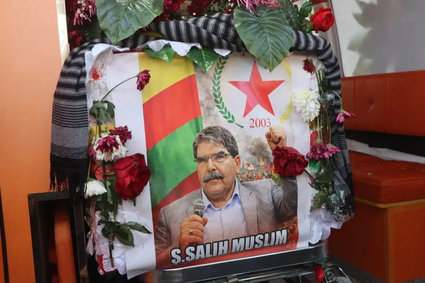 El cortejo fúnebre de Saleh Muslim llega a Qamishlo
