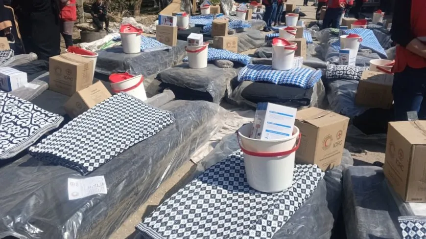 Distribuyen  ayuda entre las personas afectadas por la inundación