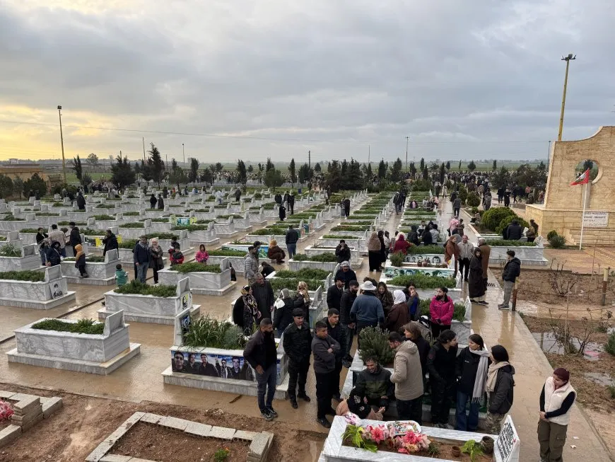 El pueblo de Rojava celebra el Eid al-Fitr visitando los santuarios de los mártires