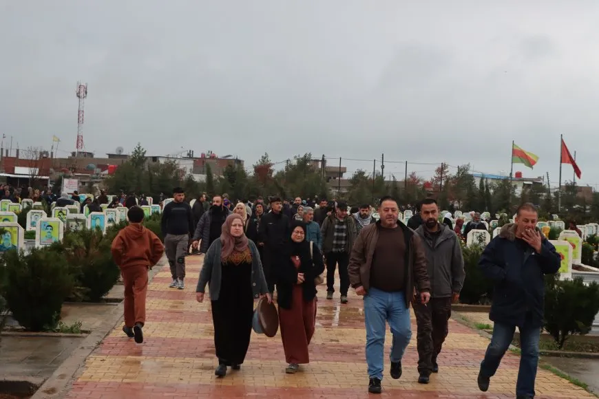 El pueblo de Rojava celebra el Eid al-Fitr visitando los santuarios de los mártires