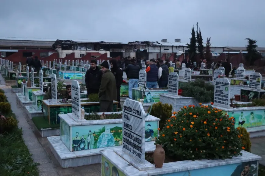 El pueblo de Rojava celebra el Eid al-Fitr visitando los santuarios de los mártires