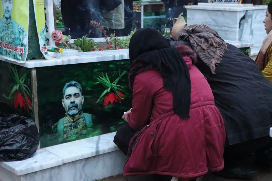 El pueblo de Rojava celebra el Eid al-Fitr visitando los santuarios de los mártires
