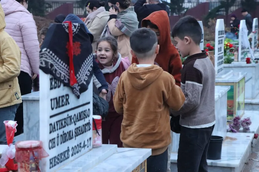 El pueblo de Rojava celebra el Eid al-Fitr visitando los santuarios de los mártires