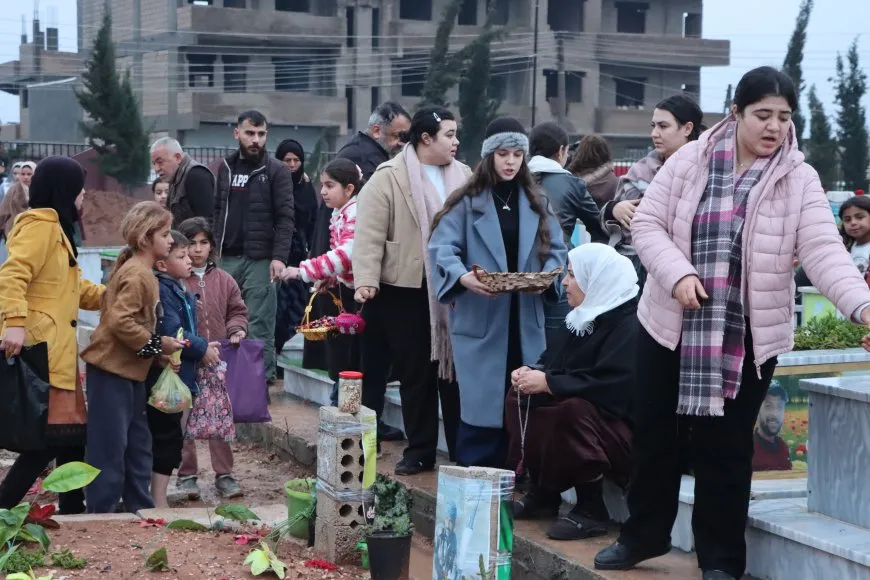 El pueblo de Rojava celebra el Eid al-Fitr visitando los santuarios de los mártires
