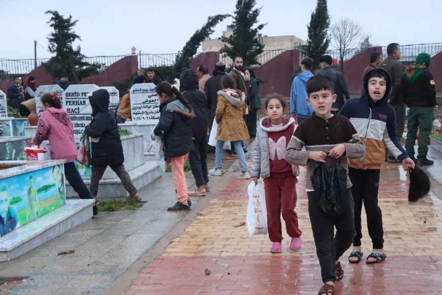 El pueblo de Rojava celebra el Eid al-Fitr visitando los santuarios de los mártires