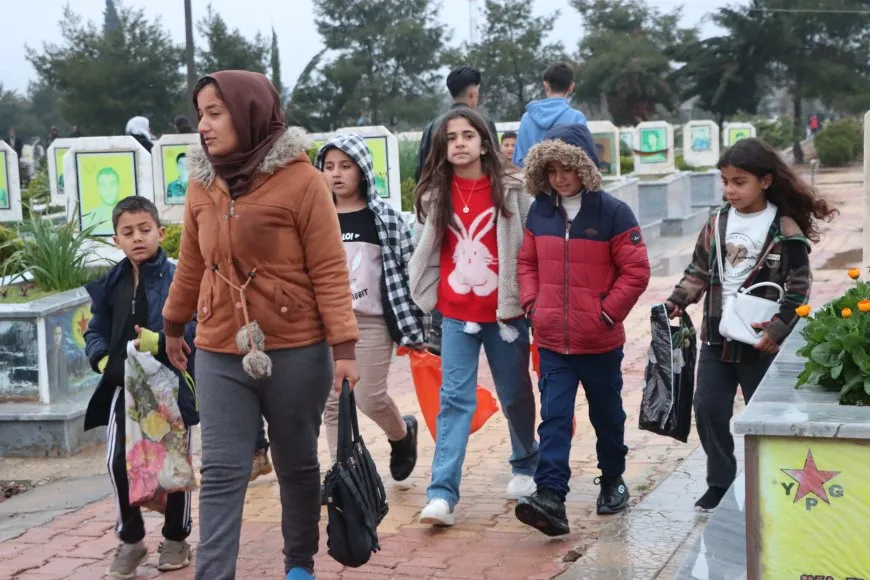 El pueblo de Rojava celebra el Eid al-Fitr visitando los santuarios de los mártires