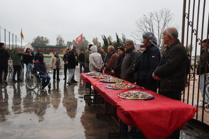 El pueblo de Rojava celebra el Eid al-Fitr visitando los santuarios de los mártires