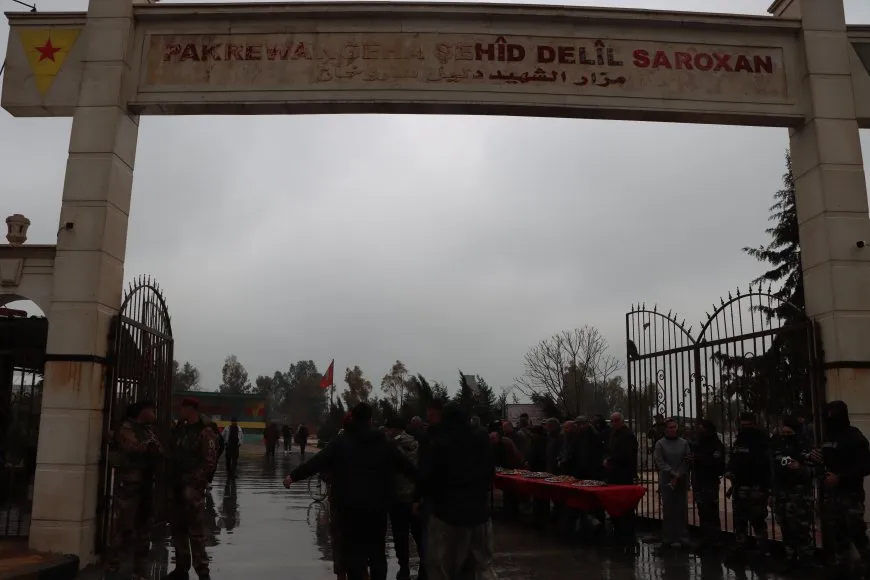 El pueblo de Rojava celebra el Eid al-Fitr visitando los santuarios de los mártires