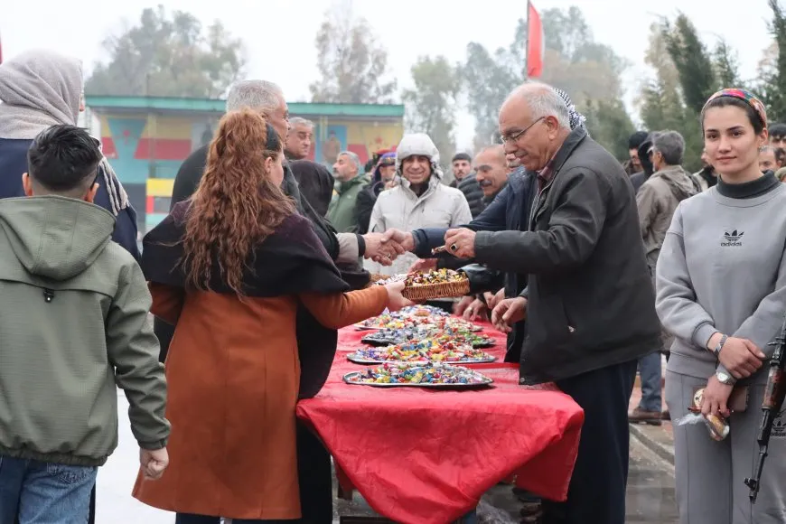 El pueblo de Rojava celebra el Eid al-Fitr visitando los santuarios de los mártires