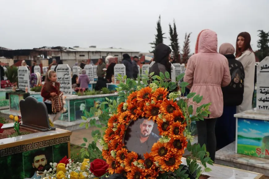 El pueblo de Rojava celebra el Eid al-Fitr visitando los santuarios de los mártires