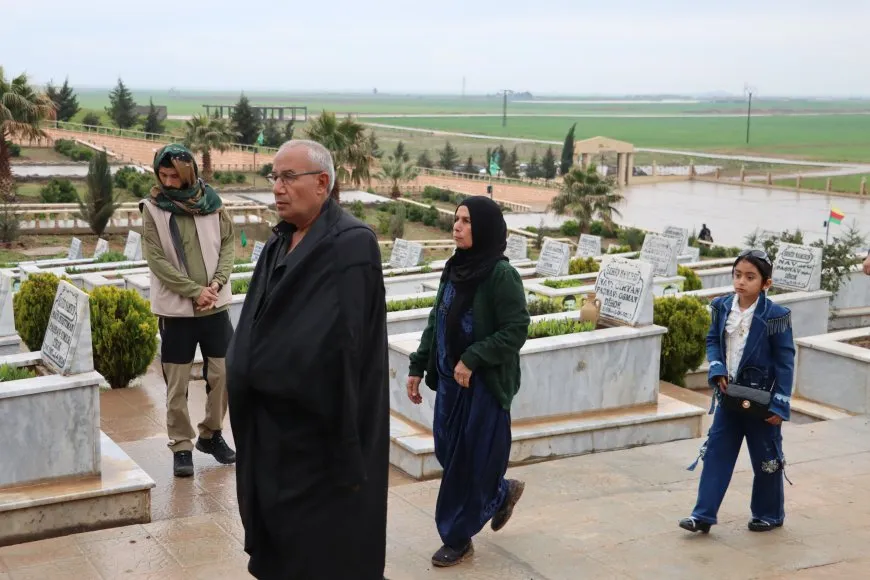 El pueblo de Rojava celebra el Eid al-Fitr visitando los santuarios de los mártires