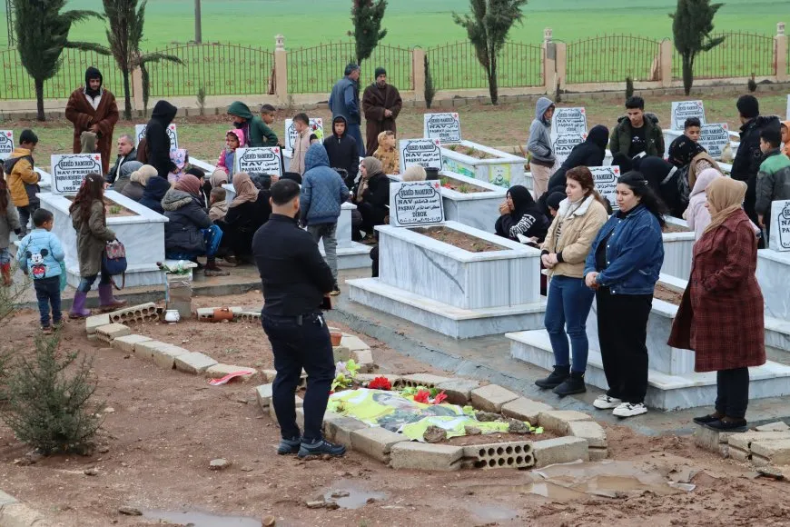 El pueblo de Rojava celebra el Eid al-Fitr visitando los santuarios de los mártires