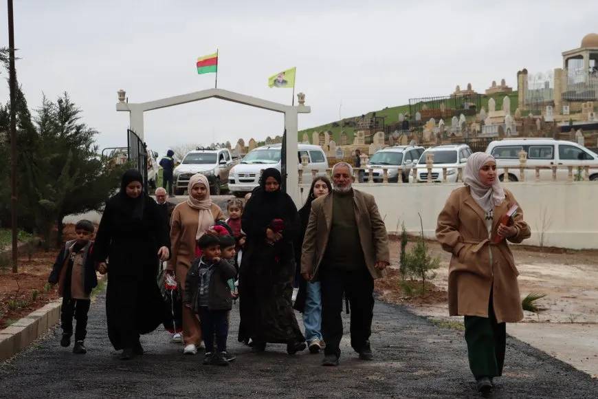 El pueblo de Rojava celebra el Eid al-Fitr visitando los santuarios de los mártires