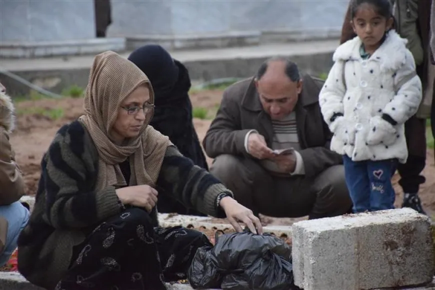El pueblo de Rojava celebra el Eid al-Fitr visitando los santuarios de los mártires