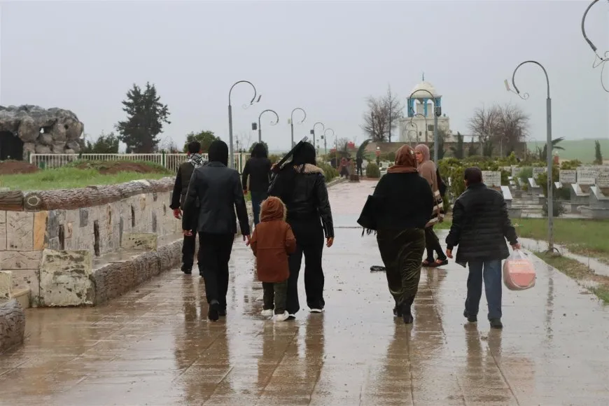 El pueblo de Rojava celebra el Eid al-Fitr visitando los santuarios de los mártires
