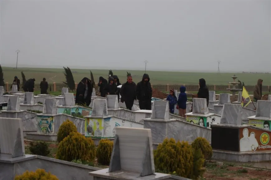 El pueblo de Rojava celebra el Eid al-Fitr visitando los santuarios de los mártires