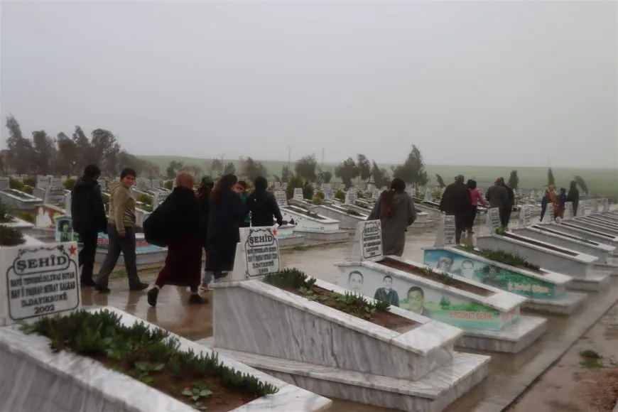 El pueblo de Rojava celebra el Eid al-Fitr visitando los santuarios de los mártires