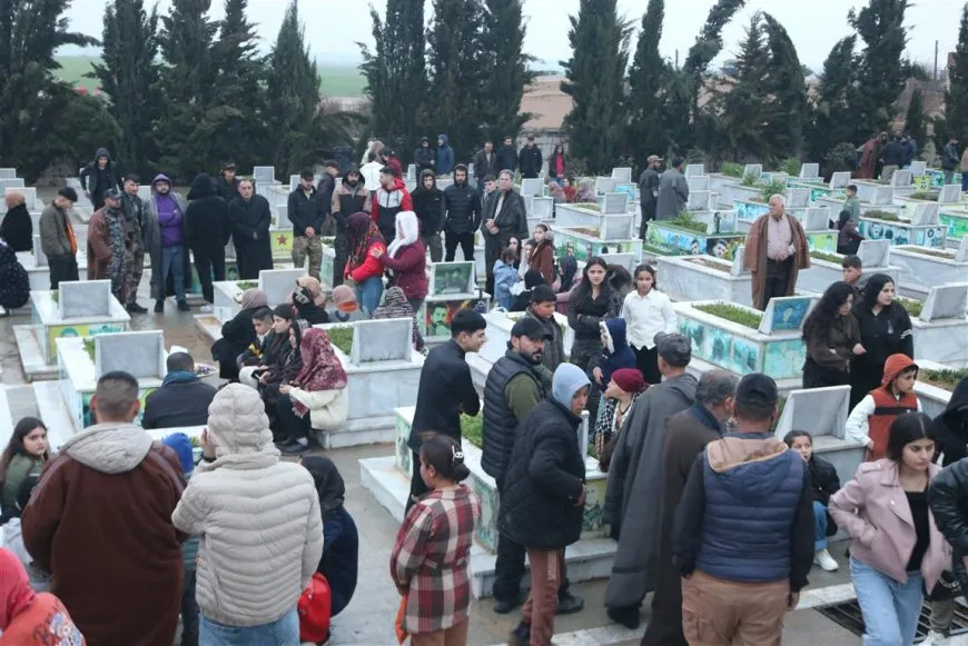 El pueblo de Rojava celebra el Eid al-Fitr visitando los santuarios de los mártires