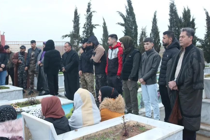 El pueblo de Rojava celebra el Eid al-Fitr visitando los santuarios de los mártires
